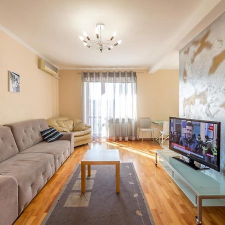 Apartment On Triokhsviatytelska Kiev Exterior foto