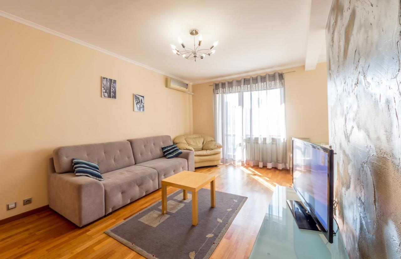 Apartment On Triokhsviatytelska Kiev Exterior foto