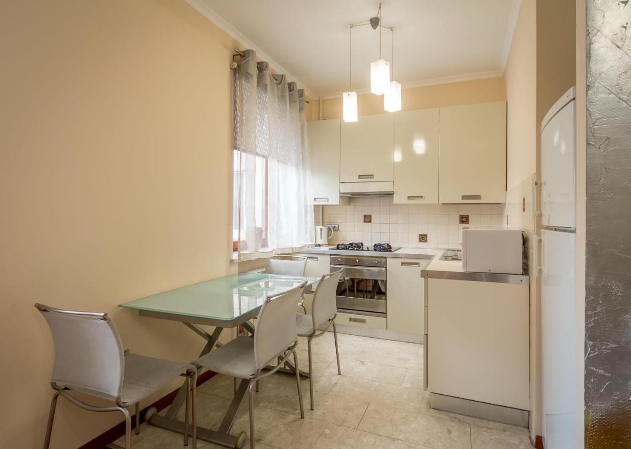 Apartment On Triokhsviatytelska Kiev Exterior foto